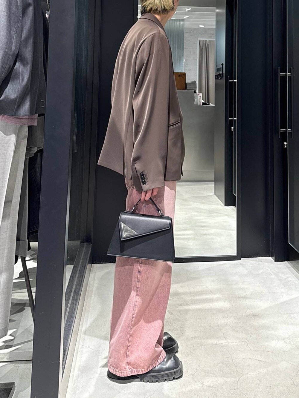 ブラウン系のテーラードジャケット、グレー系のTシャツ/カットソー、ピンク系のデニムパンツを着用したメンズの春コーディネートの2枚目の写真