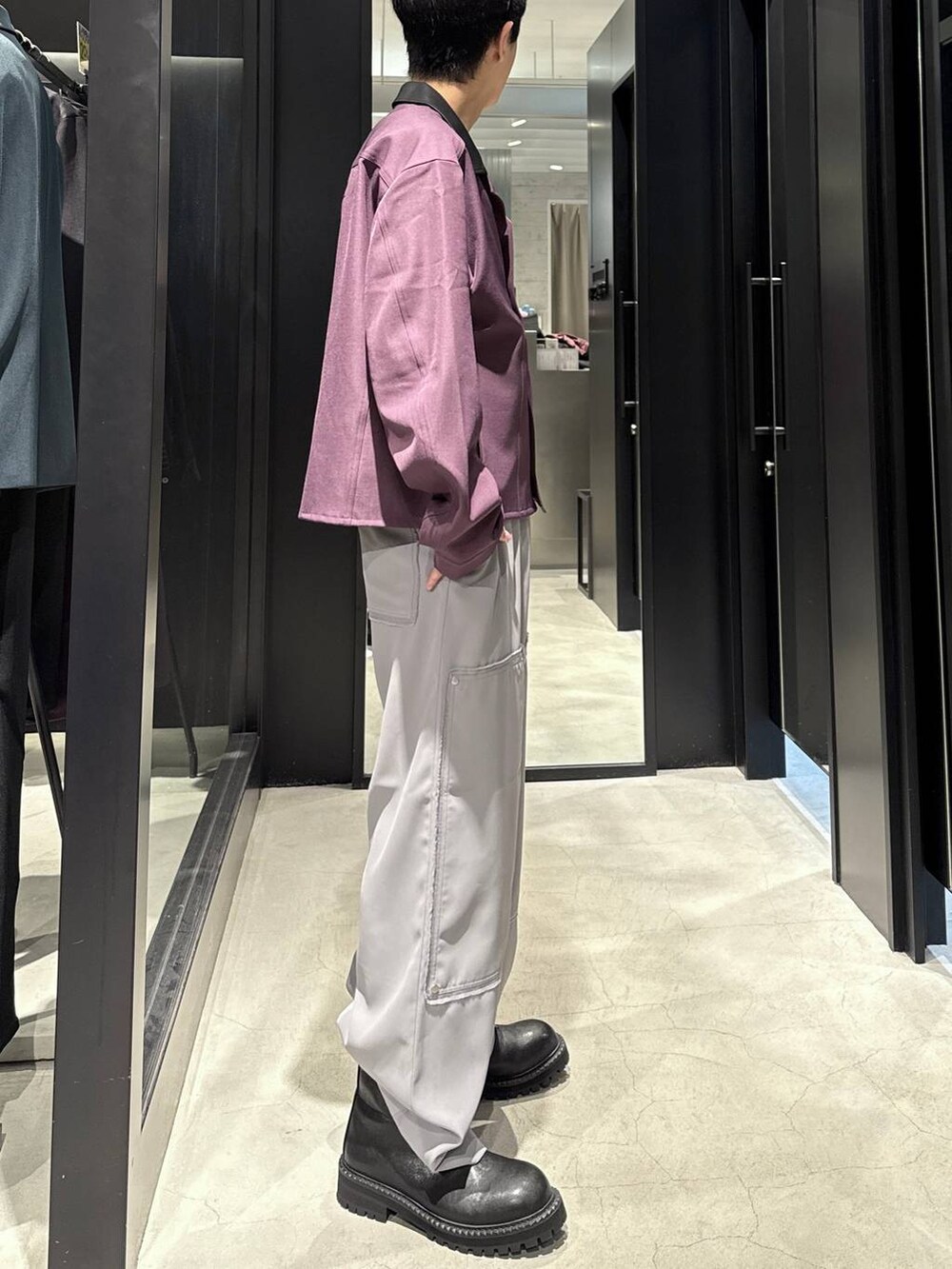 パープル系のシャツ/ブラウス、ブラック系のブーツ、シルバー系のネックレスを着用したメンズの秋コーディネートの2枚目の写真