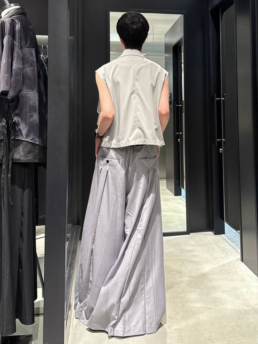 グレー系のその他パンツ、ブラック系のサンダル、グレー系のベストを着用したメンズの夏コーディネートの2枚目の写真