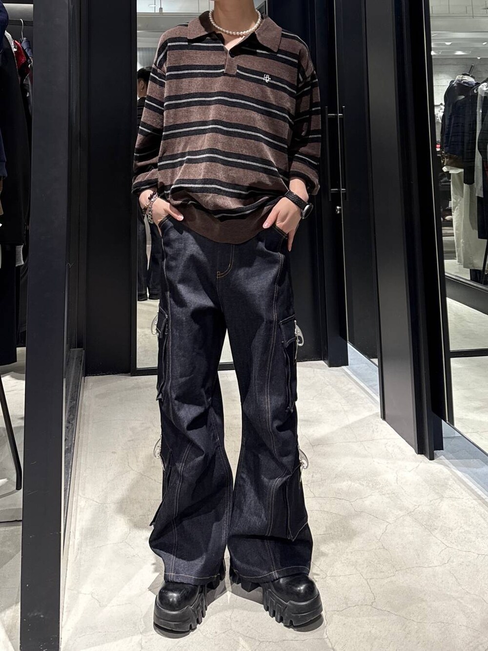 ブルー系のデニムパンツ、ホワイト系のネックレスを着用したメンズの冬コーディネートの4枚目の写真