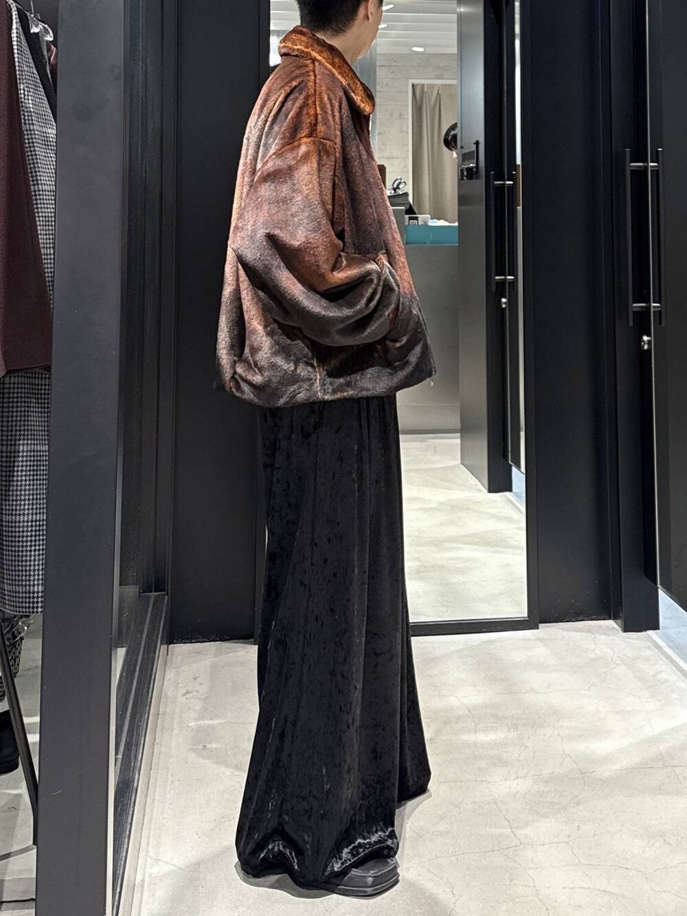 オレンジ系のブルゾン、ブラック系のその他パンツを着用したメンズの秋コーディネートの2枚目の写真