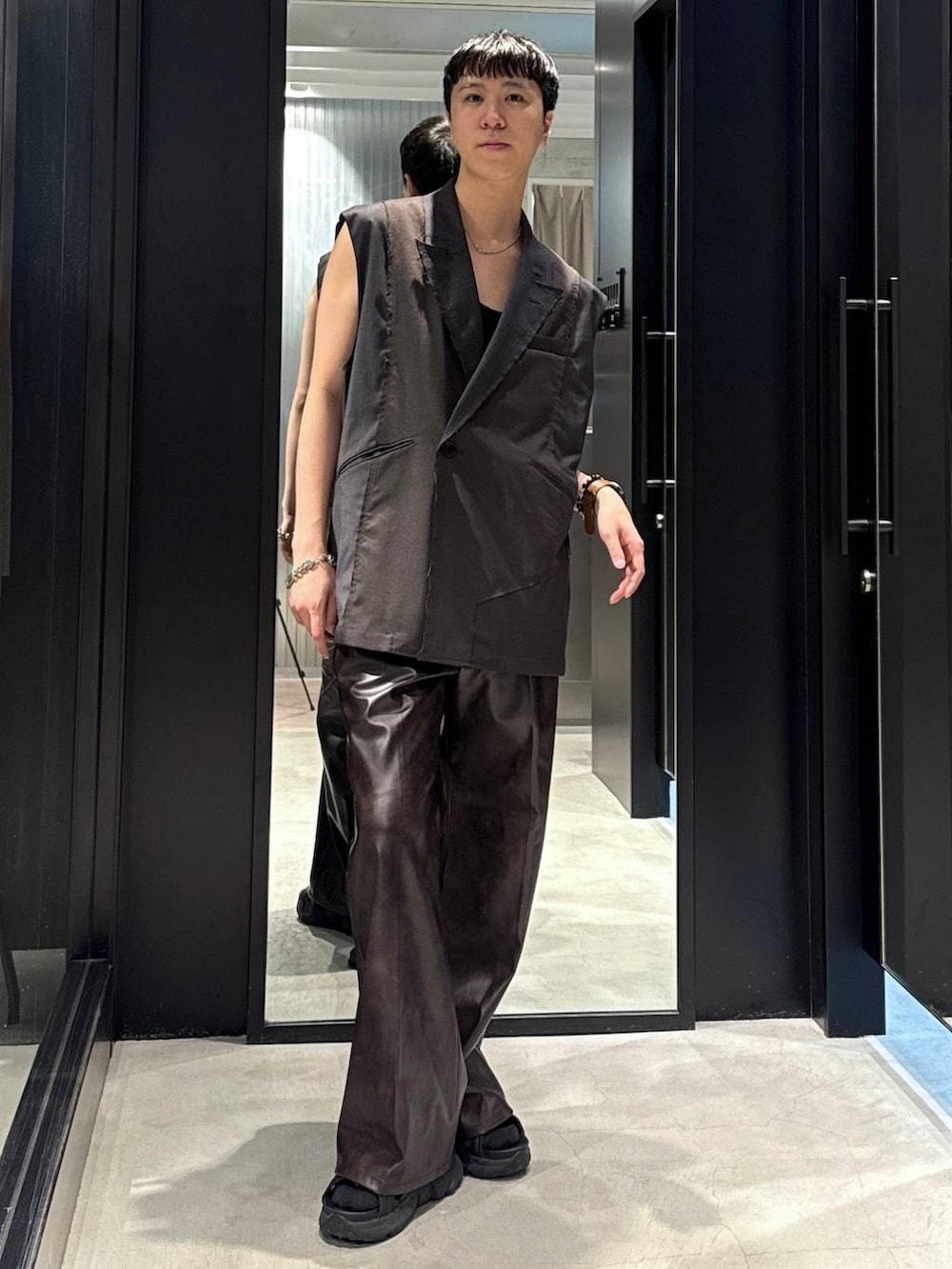 「高見え、着痩せ・細見え、HARE、韓国系、ラフ、韓国ファッション、春コーデ、夏コーデ、秋コーデ、ベスト、ワイドパンツ、オーバーサイズ、モテ、レザー、モード」｜「HAREのVibramクイックサンダル(HARE)（サンダル、ブラック系）」を使った、taigawedさん（メンズ・174cm）の夏コーディネートの2枚目の写真