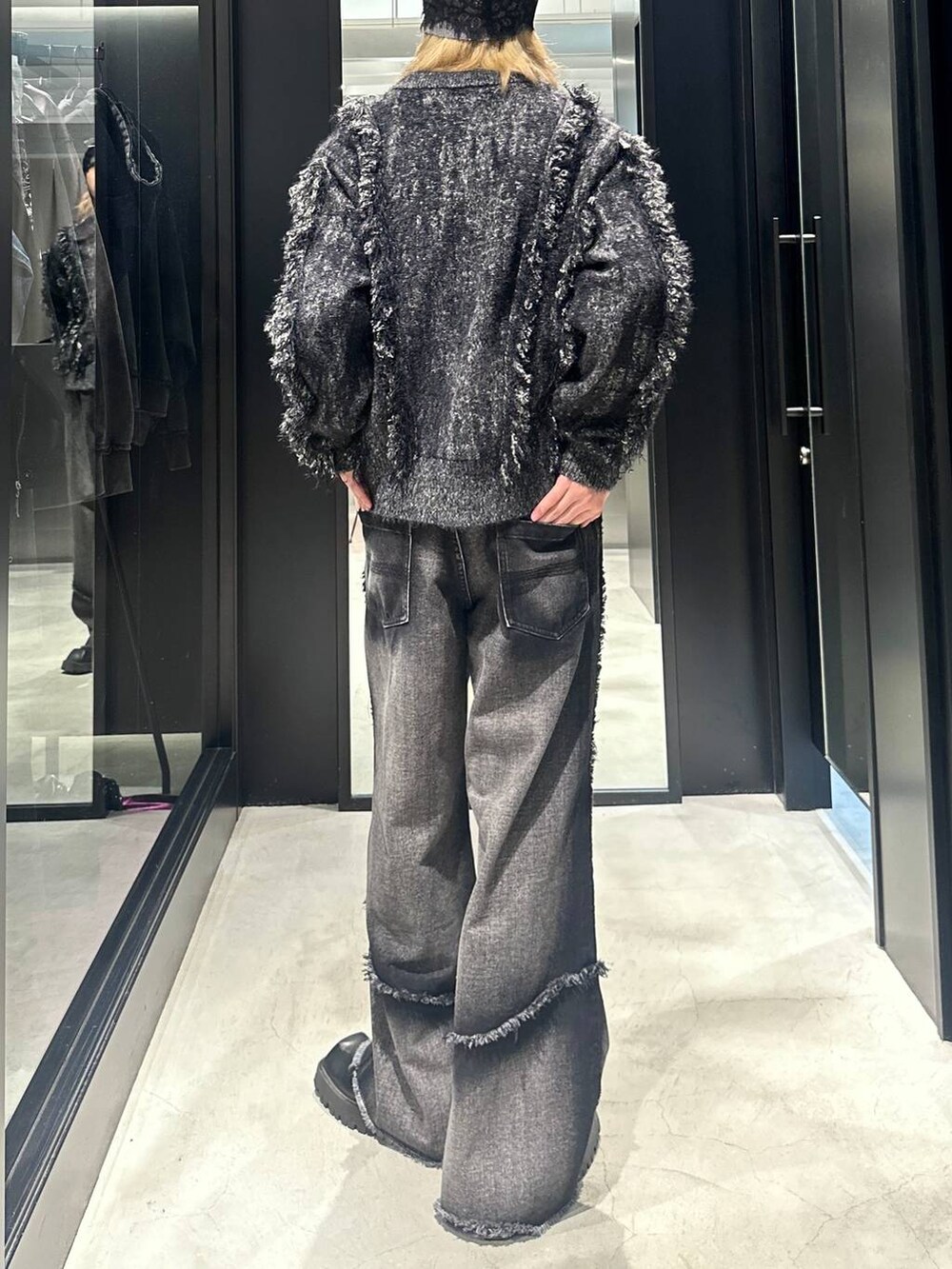 ブラック系のデニムパンツ、ブラック系のブルゾン、グレー系のニットキャップ/ビーニーを着用したメンズの秋コーディネートの4枚目の写真