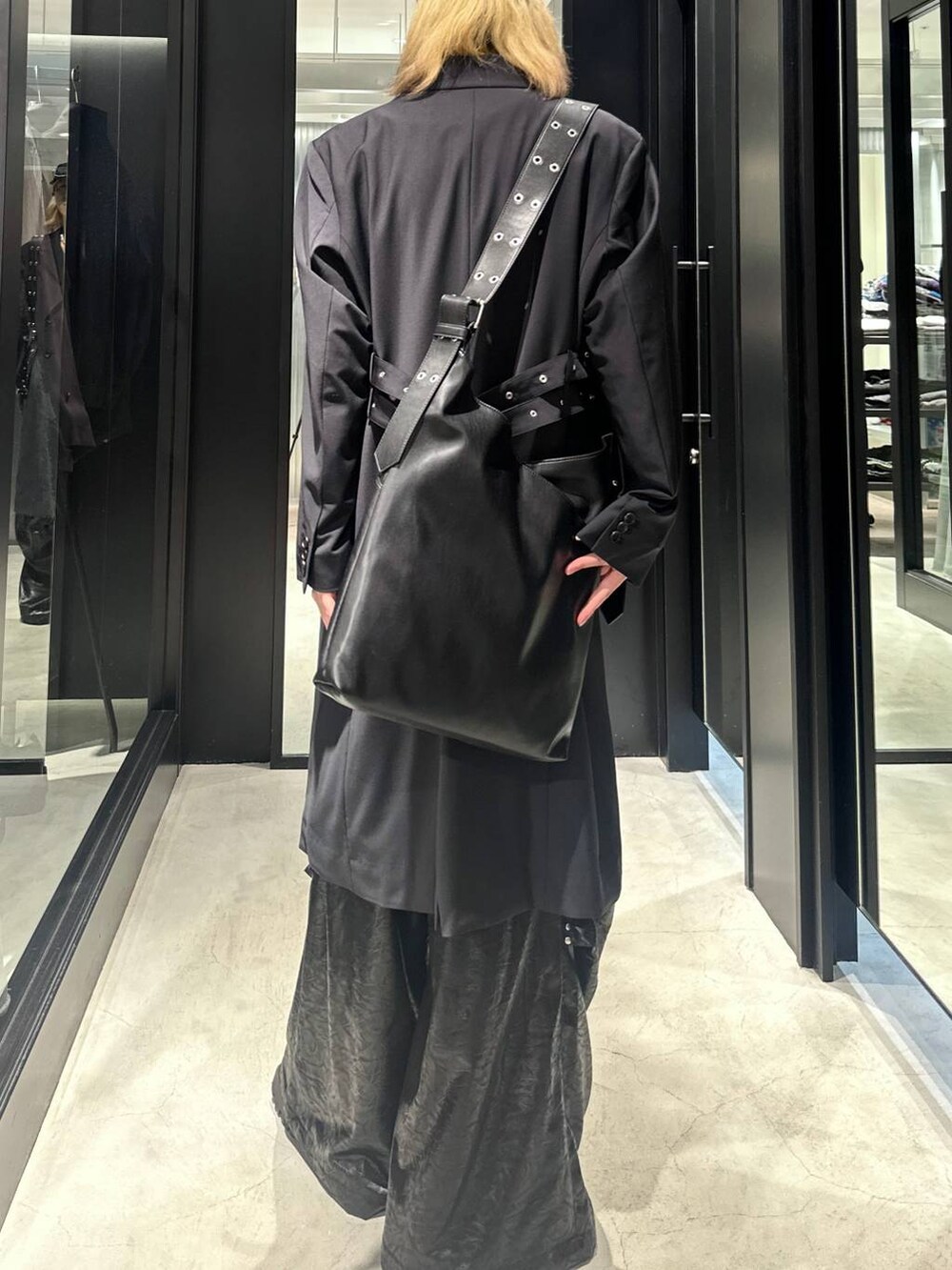 ブラック系のその他パンツ、ブラック系のショルダーバッグ、ブラック系のテーラードジャケットを着用したメンズの秋コーディネートの4枚目の写真