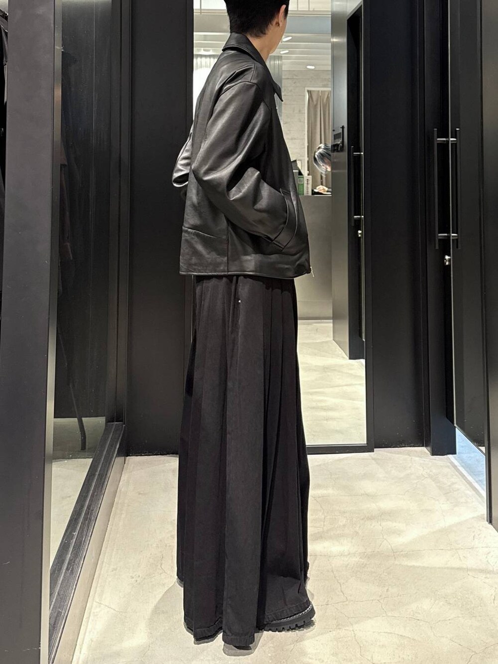 ホワイト系のTシャツ/カットソー、ブラック系のデニムパンツ、ブラック系のブルゾンを着用したメンズの秋コーディネートの2枚目の写真