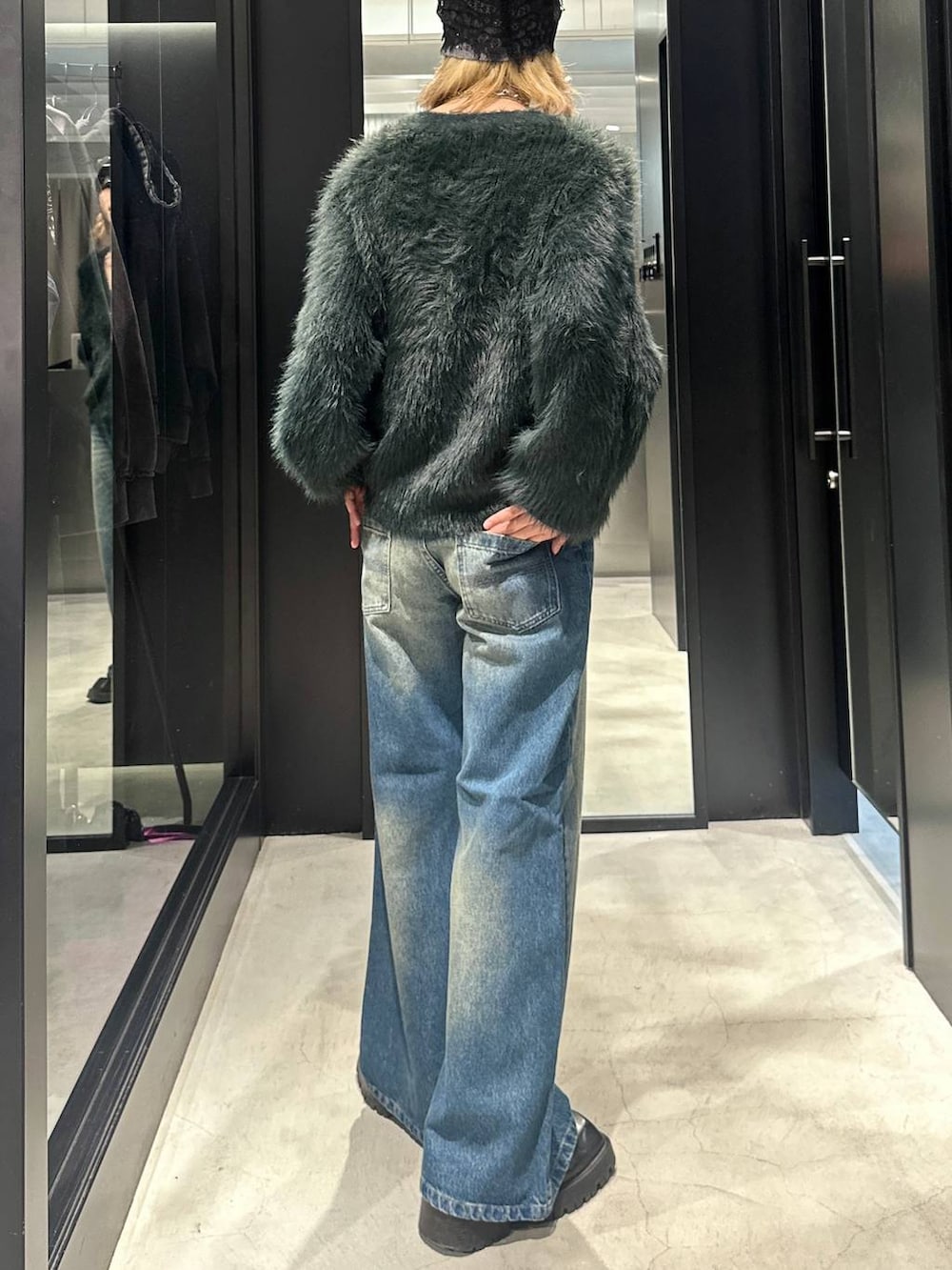 ブルー系のデニムパンツ、グリーン系のカーディガン/ボレロ、グレー系のニットキャップ/ビーニーを着用したメンズの秋コーディネートの4枚目の写真