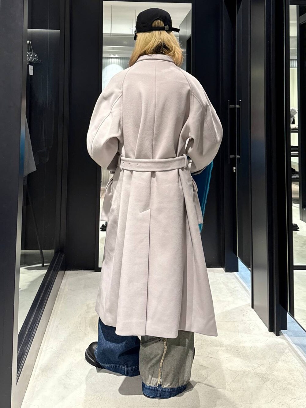 ブルー系のデニムパンツ、グレー系のその他アウター、ブラック系のその他シューズを着用したメンズの秋コーディネートの3枚目の写真