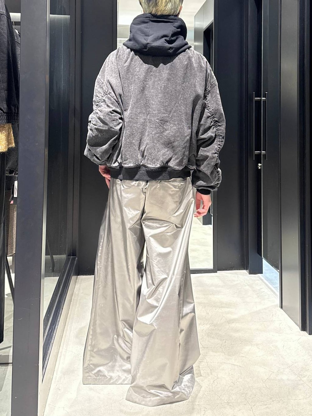 シルバー系のスラックス、シルバー系のネックレスを着用したメンズの冬コーディネートの3枚目の写真