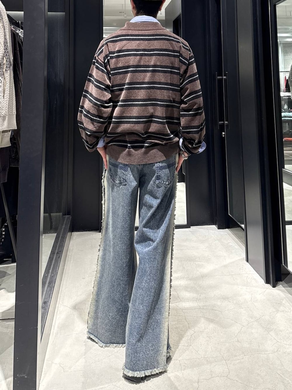 ブルー系のデニムパンツ、ブルー系のシャツ/ブラウス、ホワイト系のネックレスを着用したメンズの冬コーディネートの2枚目の写真