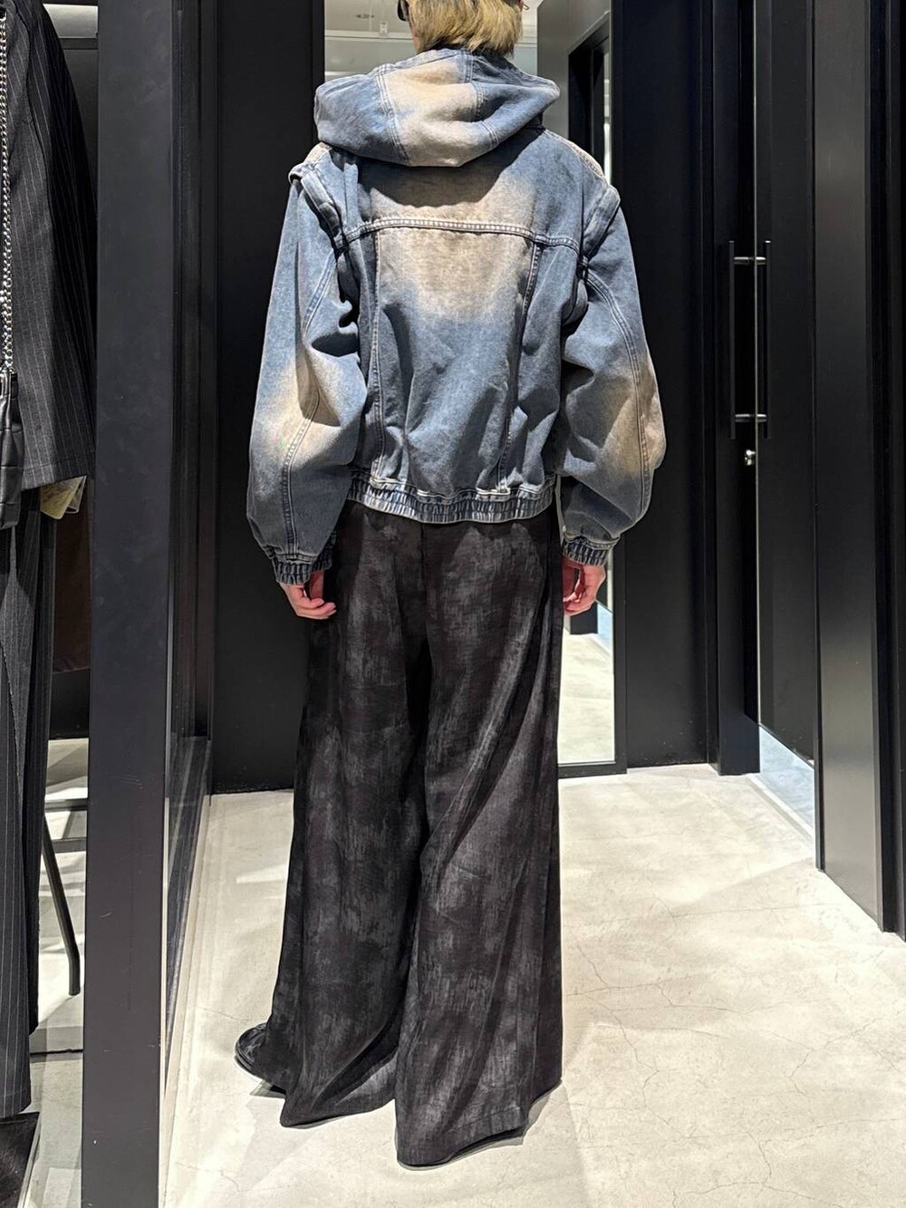 ブラック系のTシャツ/カットソー、グレー系のスラックス、ブルー系のブルゾンを着用したメンズの冬コーディネートの3枚目の写真