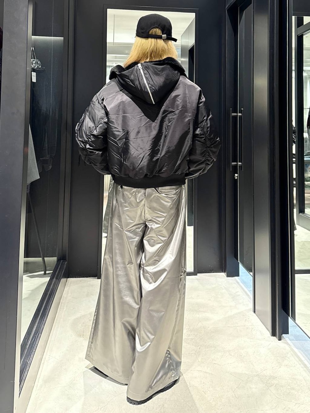 シルバー系のスラックス、ブラック系のその他シューズ、ブラック系のブルゾンを着用したメンズの秋コーディネートの3枚目の写真