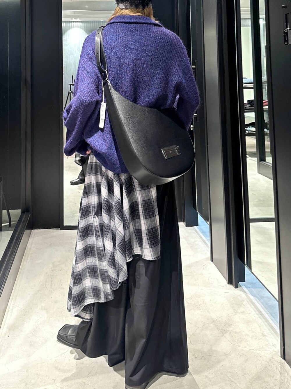 ブルー系のニット/セーター、ブラック系のショルダーバッグ、ブラック系のその他パンツを着用したメンズの秋コーディネートの4枚目の写真
