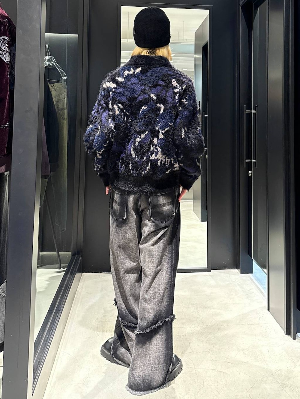ブラック系のデニムパンツ、ブラック系のニット/セーターを着用したメンズの秋コーディネートの3枚目の写真