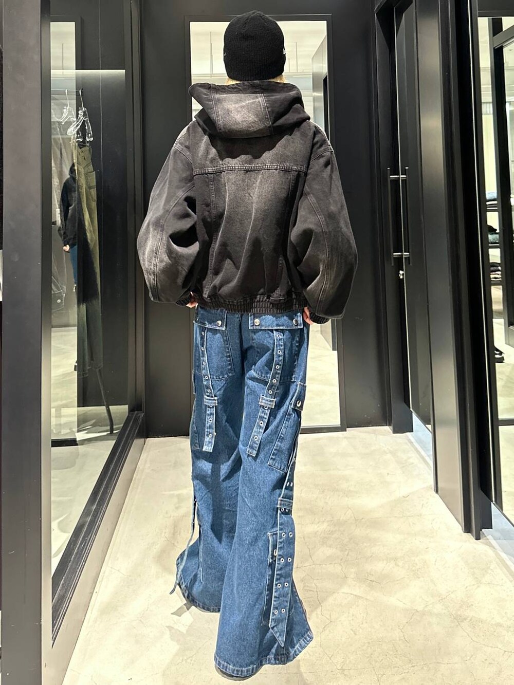 ブラック系のブルゾン、ブラック系のその他シューズ、ブルー系のデニムパンツを着用したメンズの秋コーディネートの4枚目の写真