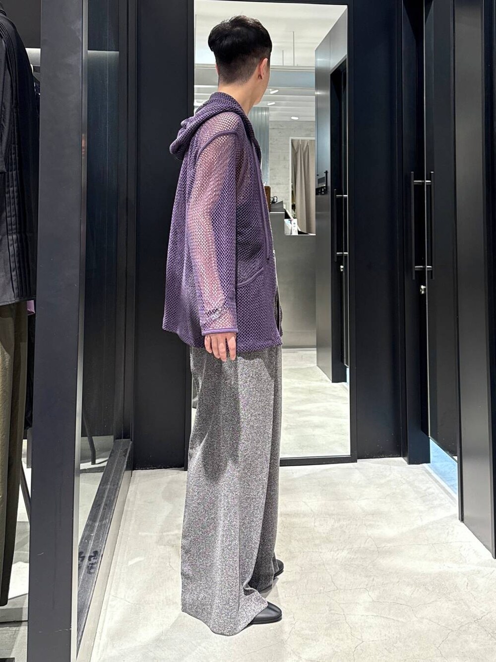 ブラック系のタンクトップ、ブラック系のバレエシューズ、ブラック系のスラックスを着用したメンズの夏コーディネートの2枚目の写真