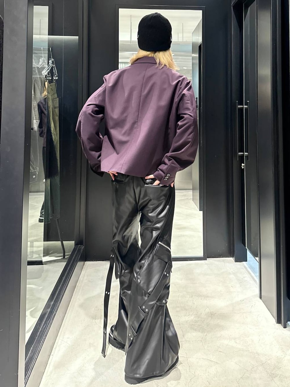レッド系のテーラードジャケット、ブラック系のその他シューズ、ブラック系のカーゴパンツを着用したメンズの秋コーディネートの3枚目の写真