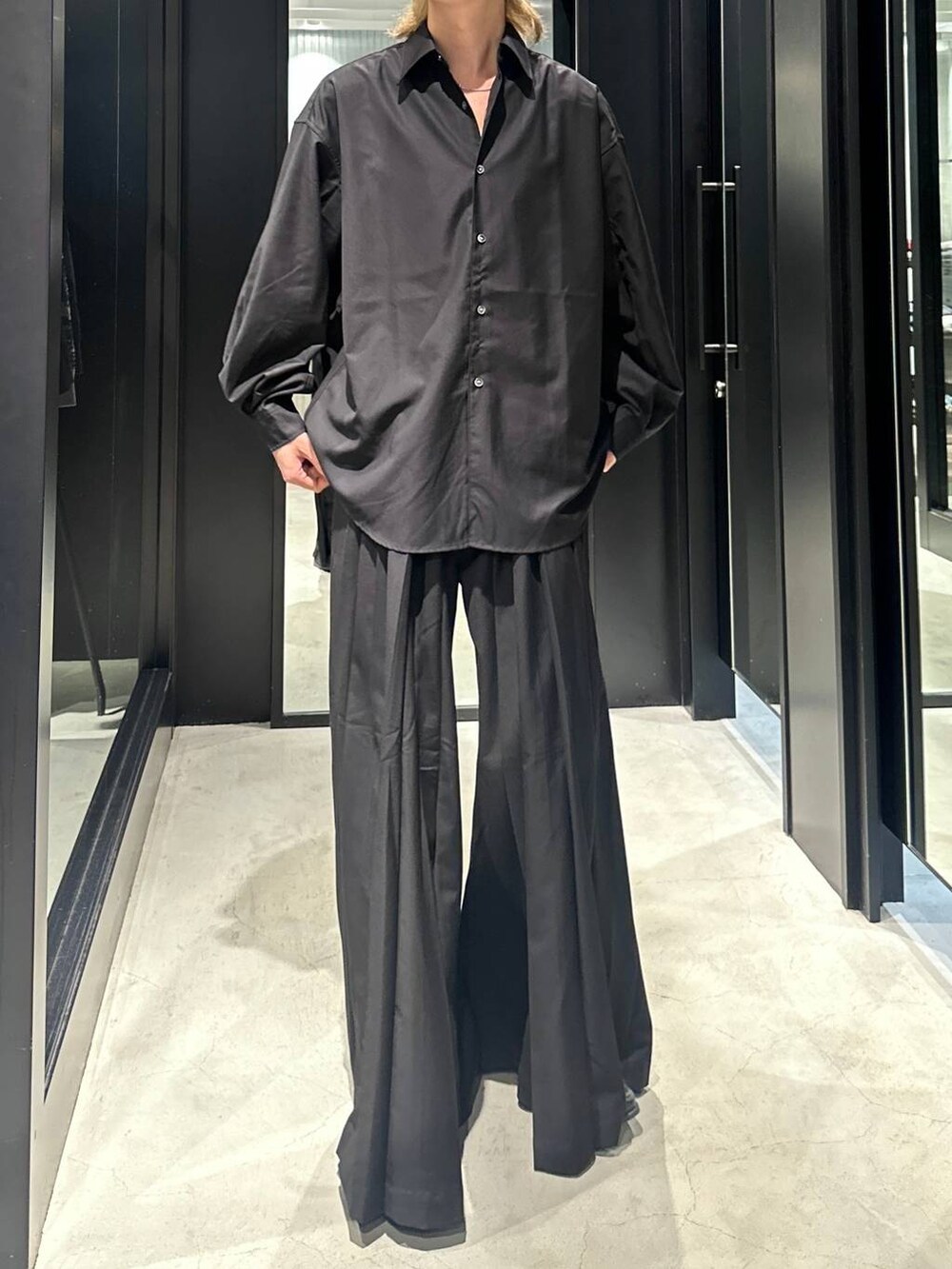 ブラック系のその他パンツ、ブラック系のシャツ/ブラウス、グレー系のニットキャップ/ビーニーを着用したメンズの秋コーディネートの2枚目の写真