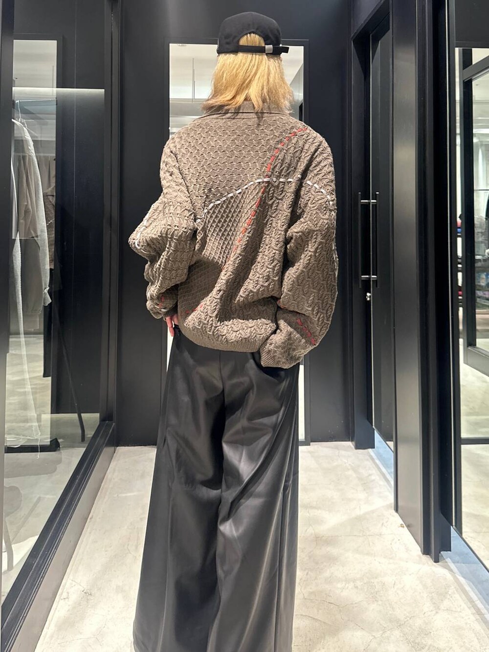 ブラック系のその他パンツ、ブラック系のブーツ、ブラウン系のシャツ/ブラウスを着用したメンズの秋コーディネートの4枚目の写真