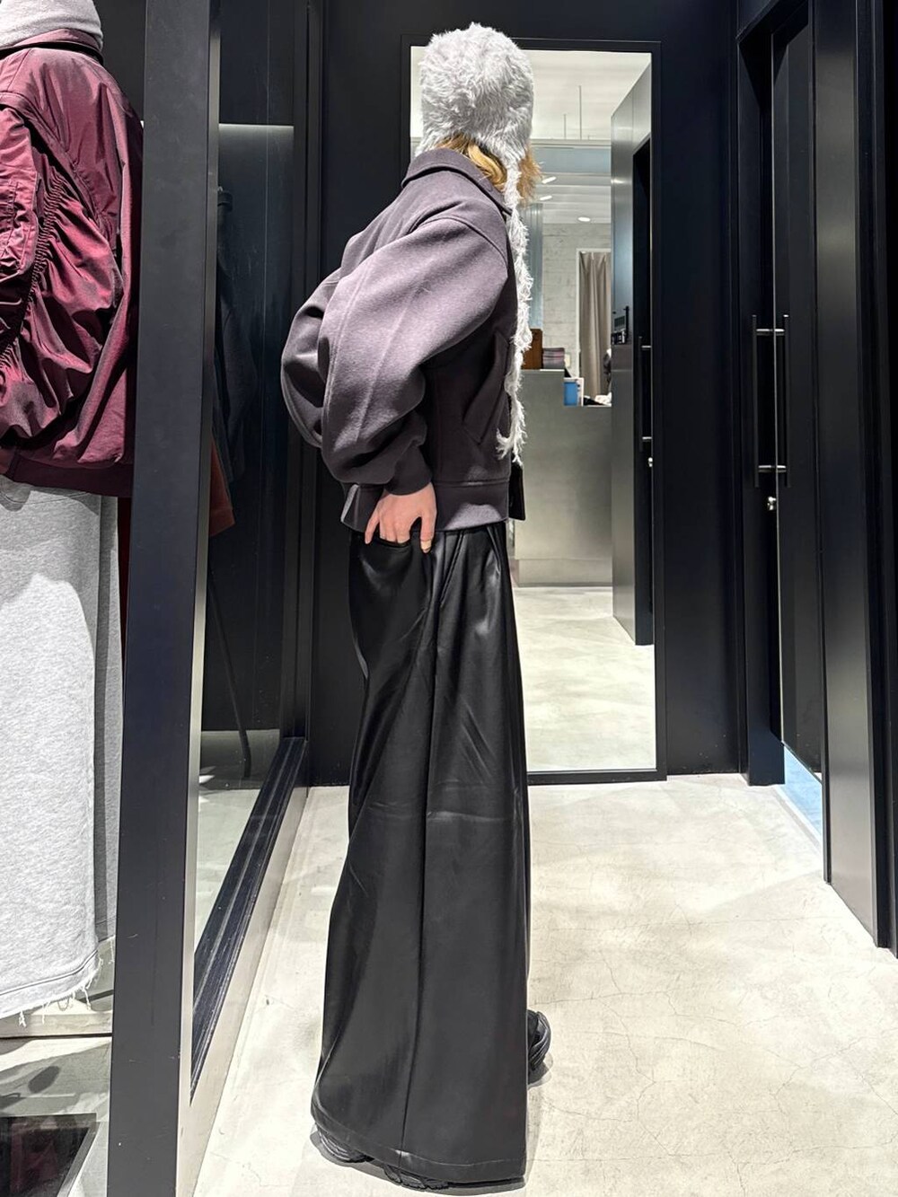 グレー系のブルゾン、ブラック系のその他パンツ、グレー系のニットキャップ/ビーニーを着用したメンズの秋コーディネートの2枚目の写真