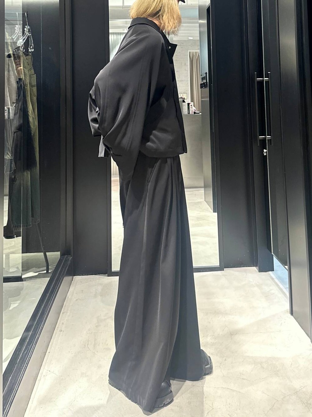 ブラック系のブルゾン、ブラック系のスラックス、ブラック系のキャップを着用したメンズの秋コーディネートの2枚目の写真