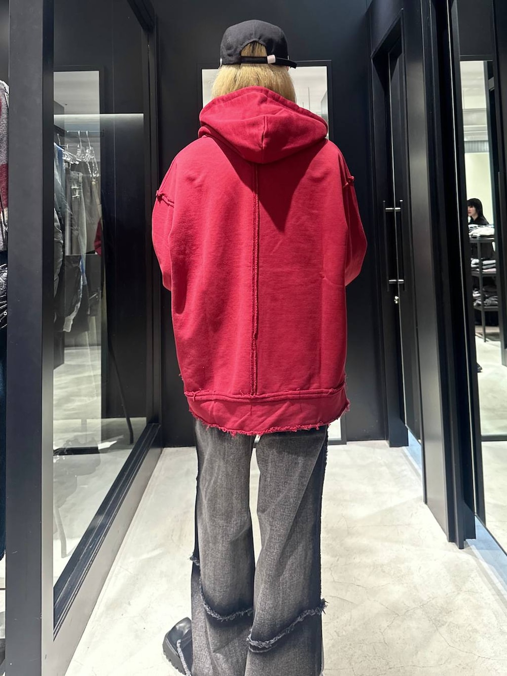 ブラック系のデニムパンツ、グレー系のパーカー、ブラック系のキャップを着用したメンズの秋コーディネートの3枚目の写真