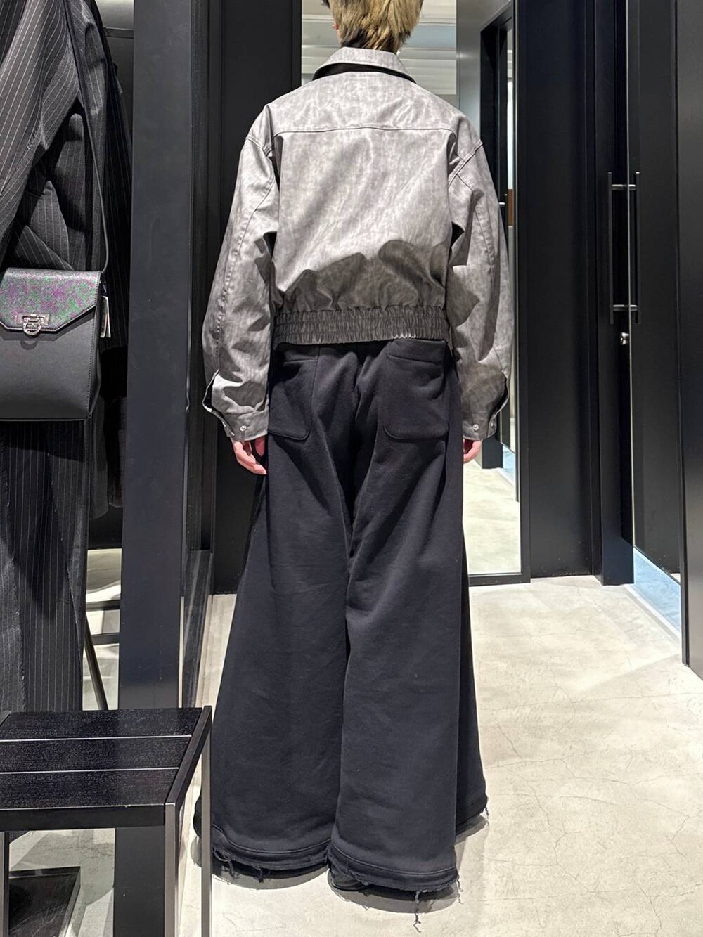 ブラック系のTシャツ/カットソー、ブラック系のスウェットパンツ、グレー系のブルゾンを着用したメンズの冬コーディネートの3枚目の写真