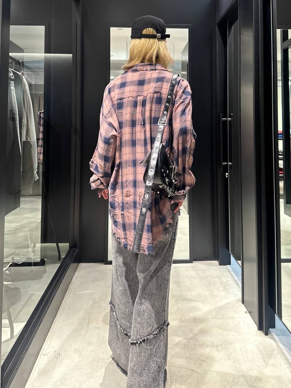 グレー系のデニムパンツ、ピンク系のシャツ/ブラウス、ブラック系のブーツを着用したメンズの秋コーディネートの4枚目の写真