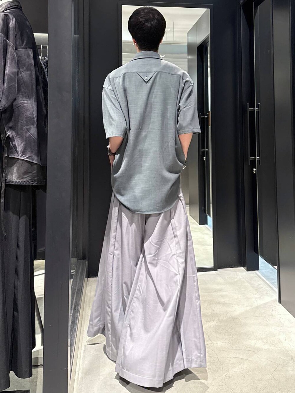 「モード、高見え、着痩せ・細見え、HARE、韓国系、ラフ、韓国ファッション、春コーデ、夏コーデ、秋コーデ、シャツ、Tシャツ、ワイドパンツ、オーバーサイズ、モテ」｜「HAREのYOSEワイドパンツ(HARE)（その他パンツ、グレー系）」を使った、taigawedさん（メンズ・174cm）の夏コーディネートの3枚目の写真