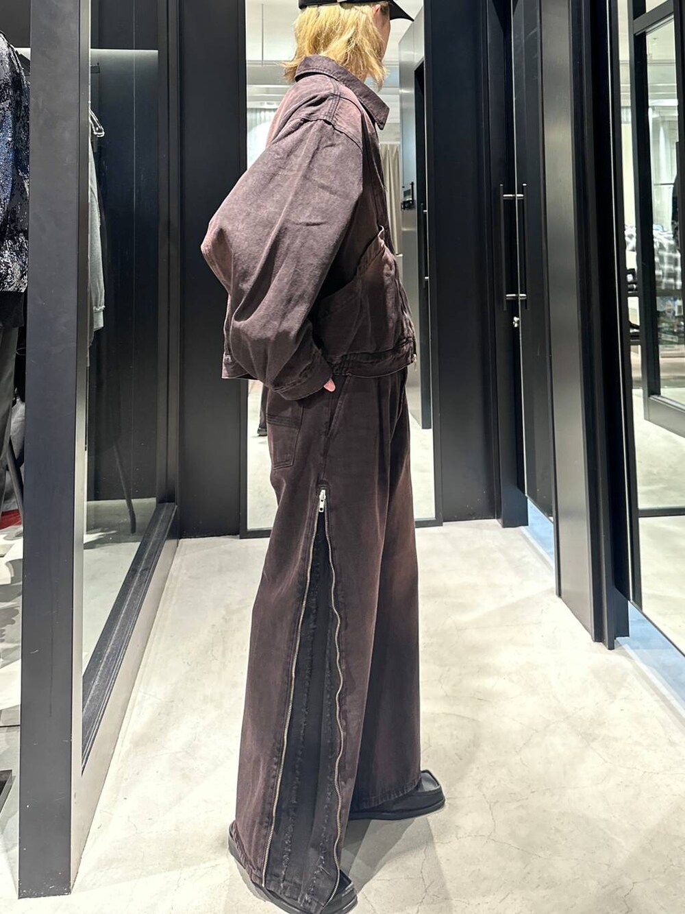 「秋コーデ、冬コーデ、ジャケット、ブルゾン、オーバーサイズ、モテ、ワイドパンツ、モード、高見え、着痩せ・細見え、HARE、韓国系、ラフ、韓国ファッション、春コーデ」｜「HAREのソリッドパーツCAP(HARE)（キャップ、ブラック系）」を使った、taigawedさん（メンズ・174cm）の秋コーディネートの2枚目の写真