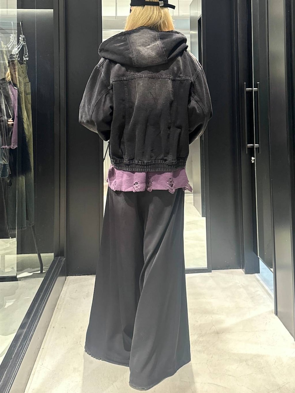 ブラック系のブルゾン、パープル系のニット/セーター、ブラック系のスラックスを着用したメンズの秋コーディネートの3枚目の写真