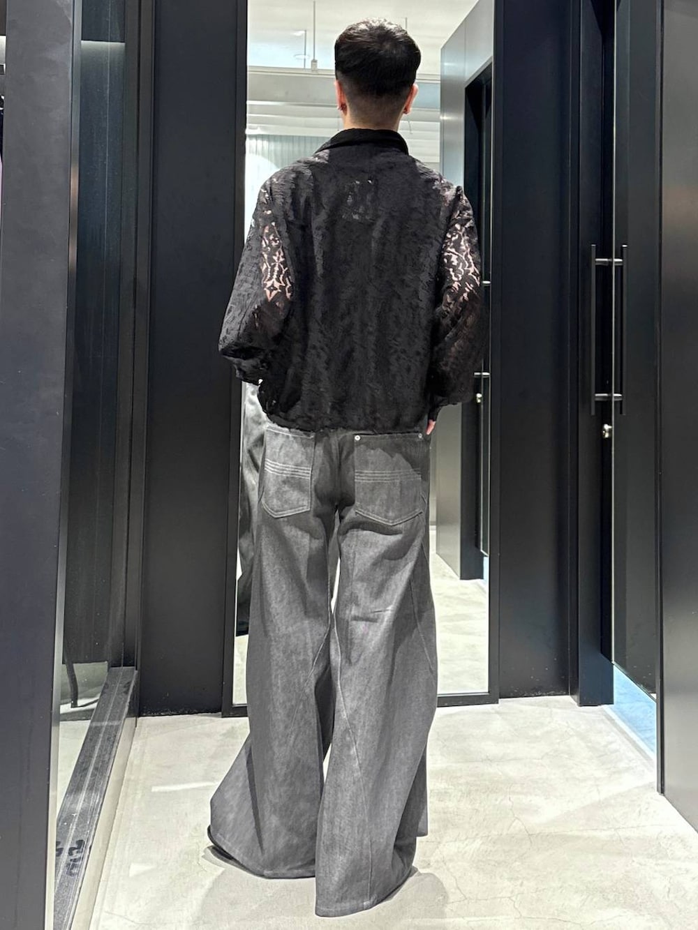 「ブルゾン、ワイドパンツ、オーバーサイズ、モテ、モード、高見え、着痩せ・細見え、HARE、韓国系、ラフ、韓国ファッション、春コーデ、夏コーデ、秋コーデ」｜「HAREの【SET UP対応】フラワーレースブルゾン(HARE)（ブルゾン、ブラック系）」を使った、taigawedさん（メンズ・174cm）の夏コーディネートの3枚目の写真