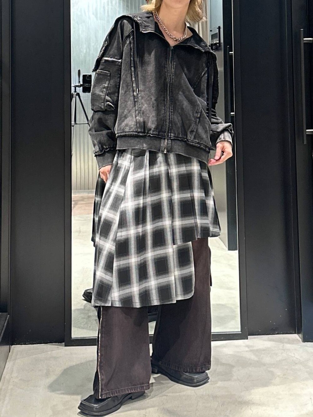 レッド系のデニムパンツ、グレー系のスカート、ブラック系のパーカーを着用したメンズの秋コーディネートの3枚目の写真