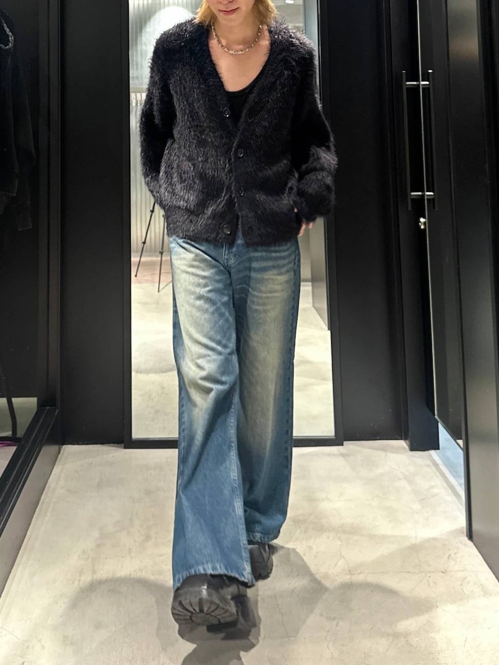 ブルー系のデニムパンツ、ブラック系のカーディガン/ボレロ、グレー系のニットキャップ/ビーニーを着用したメンズの秋コーディネートの3枚目の写真