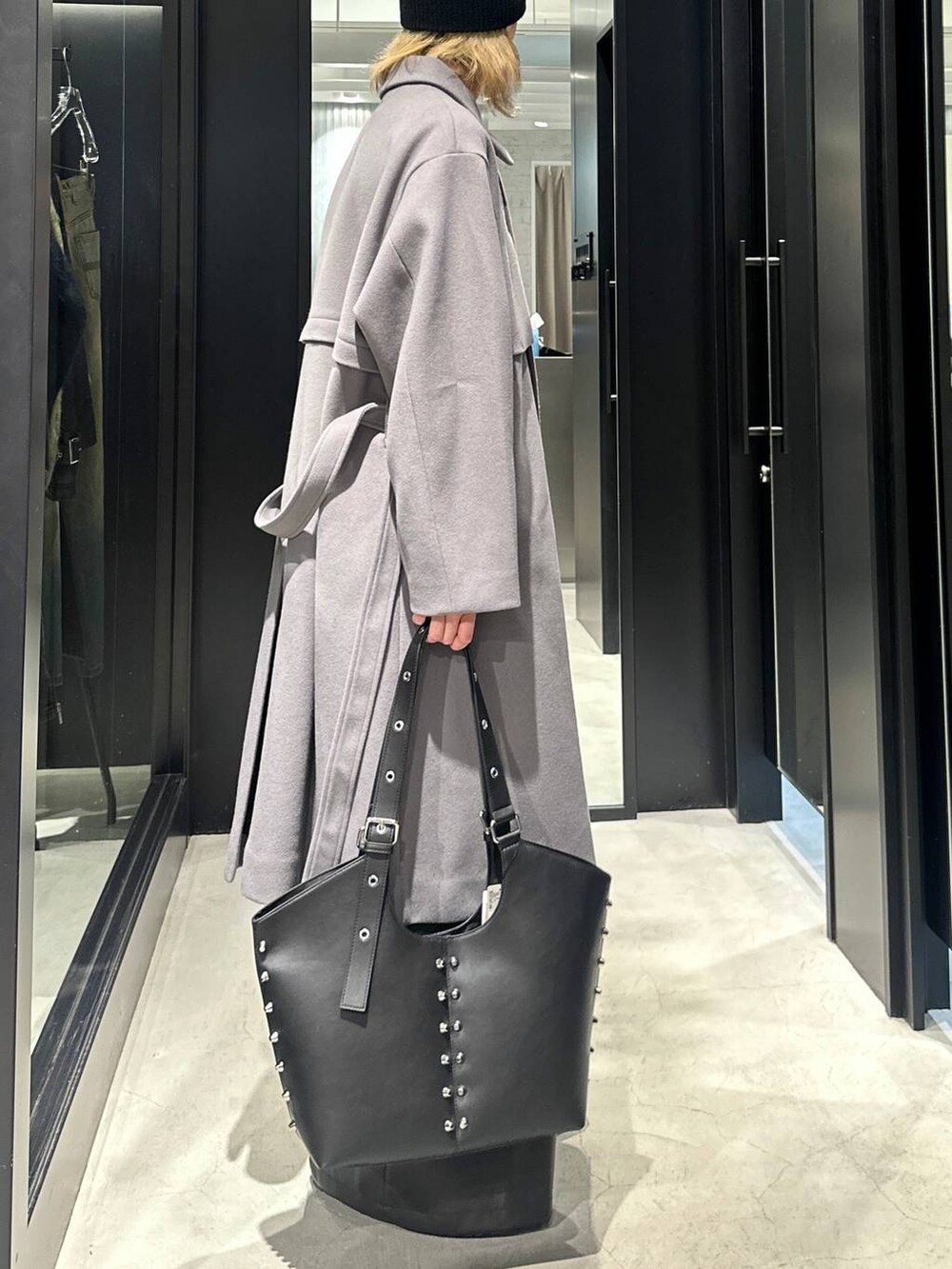 「モード、高見え、着痩せ・細見え、HARE、韓国系、ラフ、韓国ファッション、春コーデ、秋コーデ、冬コーデ、コート、ワイドパンツ、オーバーサイズ、モテ、レザー」｜「HAREのウーリーテックフラシステンカラーコート(HARE)（ステンカラーコート、グレー系）」を使った、taigawedさん（メンズ・174cm）の秋コーディネートの2枚目の写真