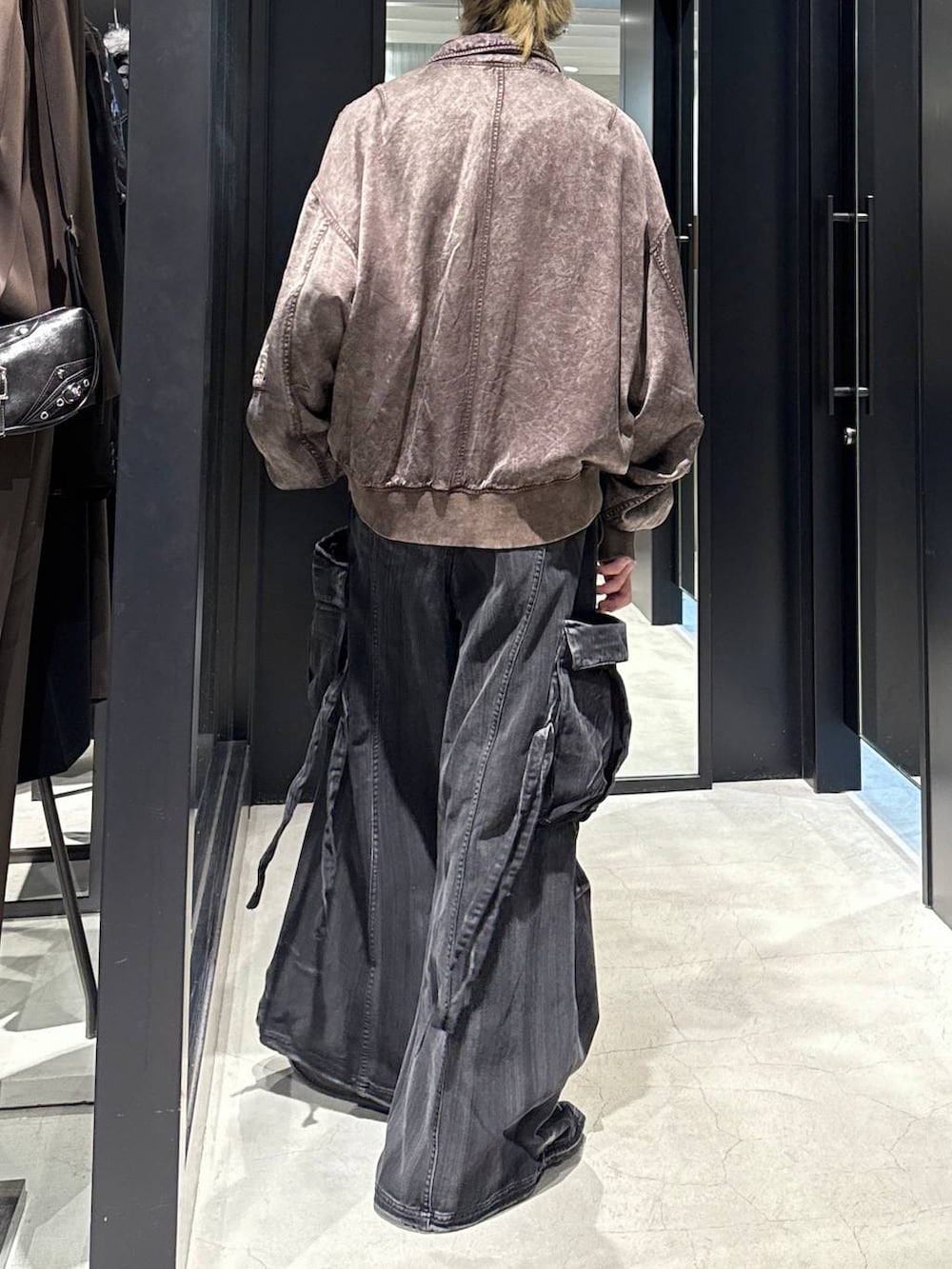グレー系のTシャツ/カットソー、ブラック系のTシャツ/カットソー、ブラウン系のブルゾンを着用したメンズの春コーディネートの2枚目の写真