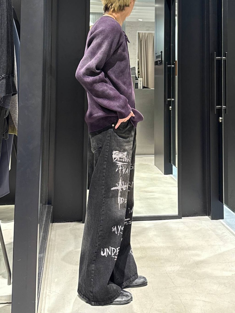 ブラック系のTシャツ/カットソー、ブラック系のデニムパンツ、パープル系のニット/セーターを着用したメンズの春コーディネートの2枚目の写真