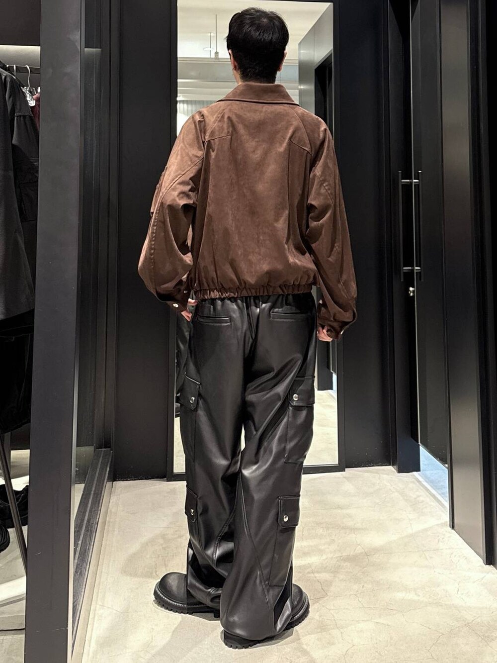 ホワイト系のTシャツ/カットソー、ブラック系のカーゴパンツ、ブラウン系のブルゾンを着用したメンズの秋コーディネートの3枚目の写真