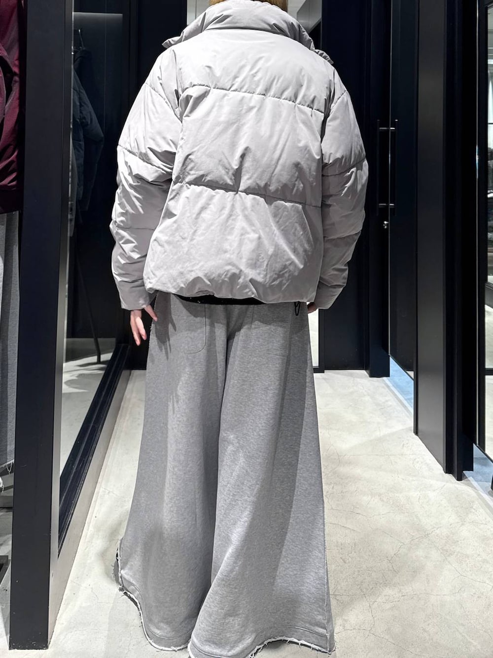 グレー系のブルゾン、グレー系のスウェットパンツ、ブラック系のニット/セーターを着用したメンズの秋コーディネートの3枚目の写真