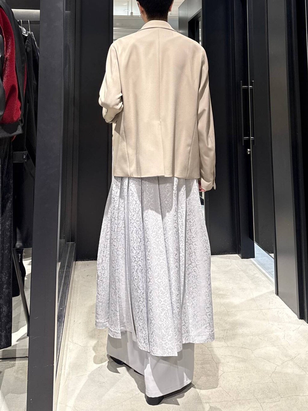 ブラック系のブーツ、ベージュ系のテーラードジャケット、グレー系のその他パンツを着用したメンズの冬コーディネートの3枚目の写真