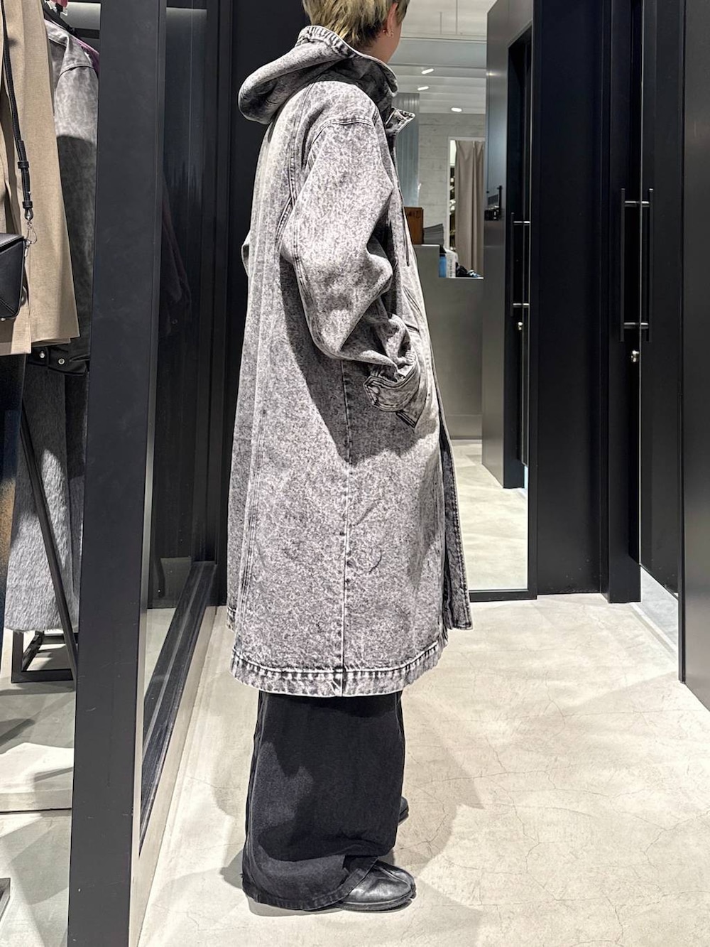 「ラフ、韓国ファッション、春コーデ、秋コーデ、冬コーデ、アウター、デニムジャケット、デニムパンツ、ワイドパンツ、オーバーサイズ、モテ、モード、高見え、着痩せ・細見え、HARE」｜「HAREのアソートチェーンネックレス(HARE)（ネックレス、シルバー系）」を使った、taigawedさん（メンズ・174cm）の冬コーディネートの2枚目の写真