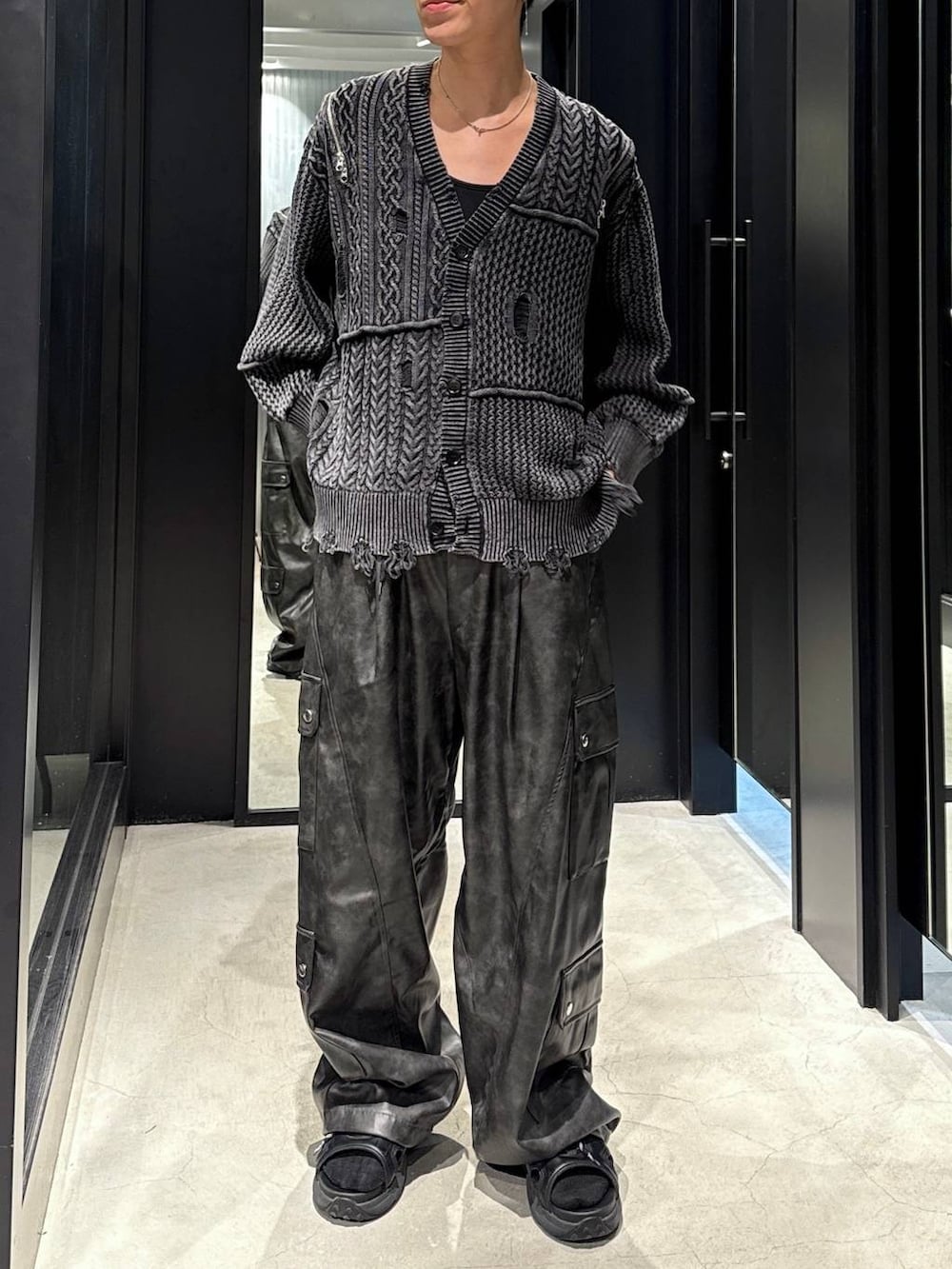 ブラック系のサンダル、ブラック系のタンクトップ、シルバー系のネックレスを着用したメンズの秋コーディネートの4枚目の写真