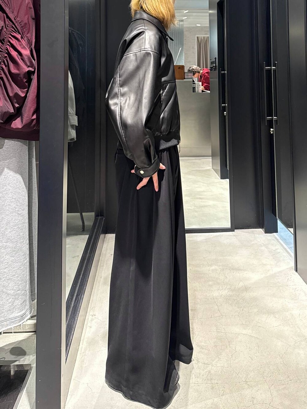 ブラック系のブルゾン、ブラック系のスラックス、ブラック系のキャップを着用したメンズの秋コーディネートの2枚目の写真