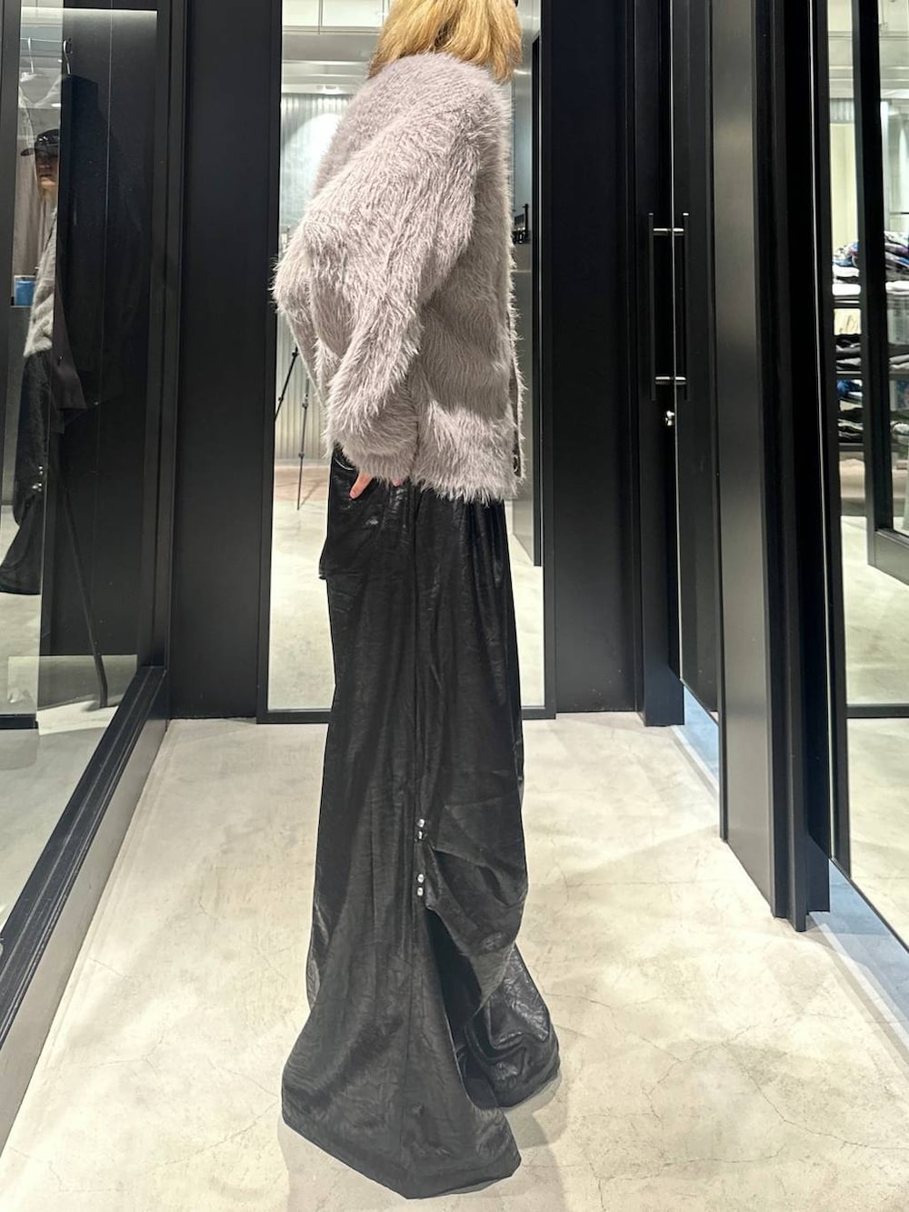 グレー系のカーディガン/ボレロ、ブラック系のその他パンツ、ブラック系のキャップを着用したメンズの秋コーディネートの2枚目の写真