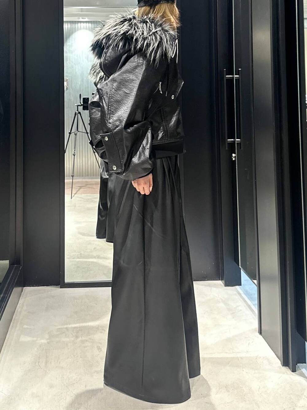 ブラック系のその他パンツ、ブラック系のブルゾン、グレー系のニットキャップ/ビーニーを着用したメンズの秋コーディネートの2枚目の写真