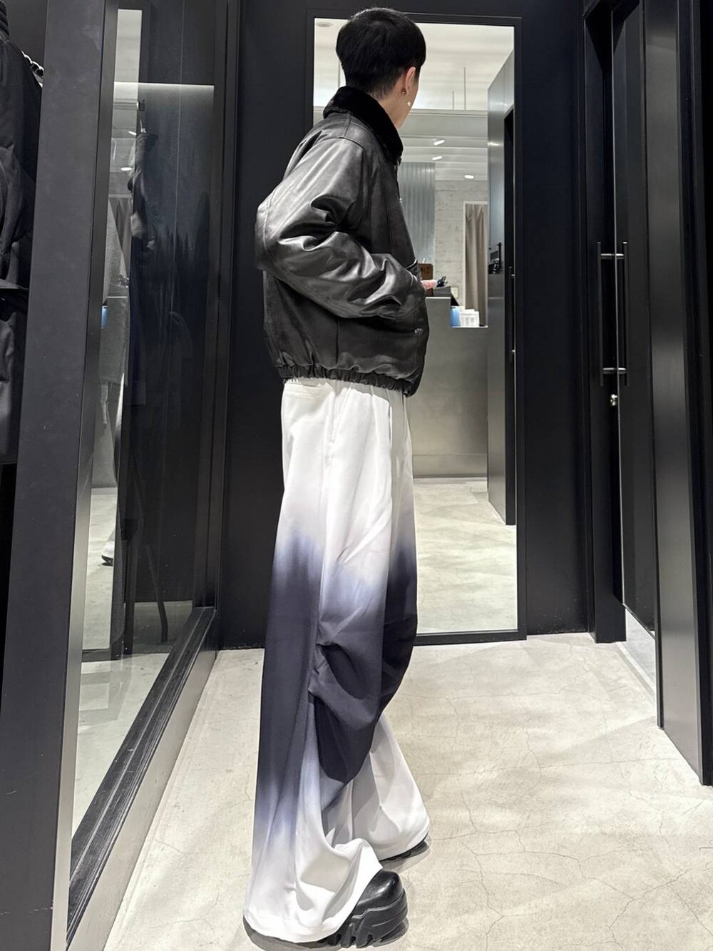 グレー系のブルゾン、ブラック系のその他パンツを着用したメンズの冬コーディネートの2枚目の写真