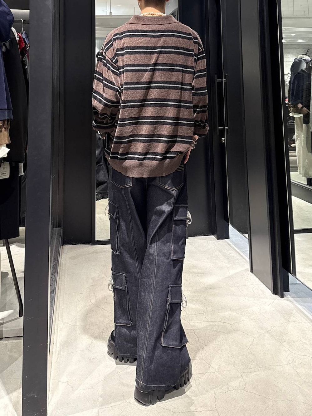 ブルー系のデニムパンツ、ホワイト系のネックレスを着用したメンズの冬コーディネートの3枚目の写真