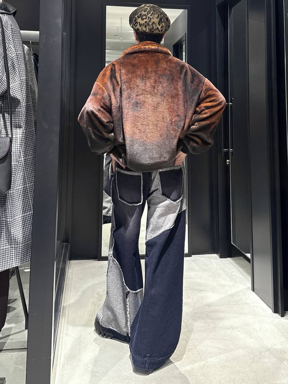 オレンジ系のブルゾン、ブルー系のデニムパンツを着用したメンズの秋コーディネートの3枚目の写真
