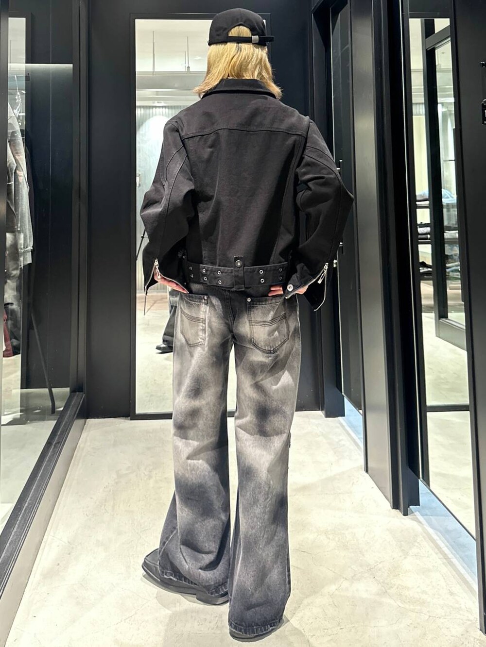 ブラック系のデニムパンツ、ブラック系のデニムジャケット、ブラック系のキャップを着用したメンズの秋コーディネートの4枚目の写真