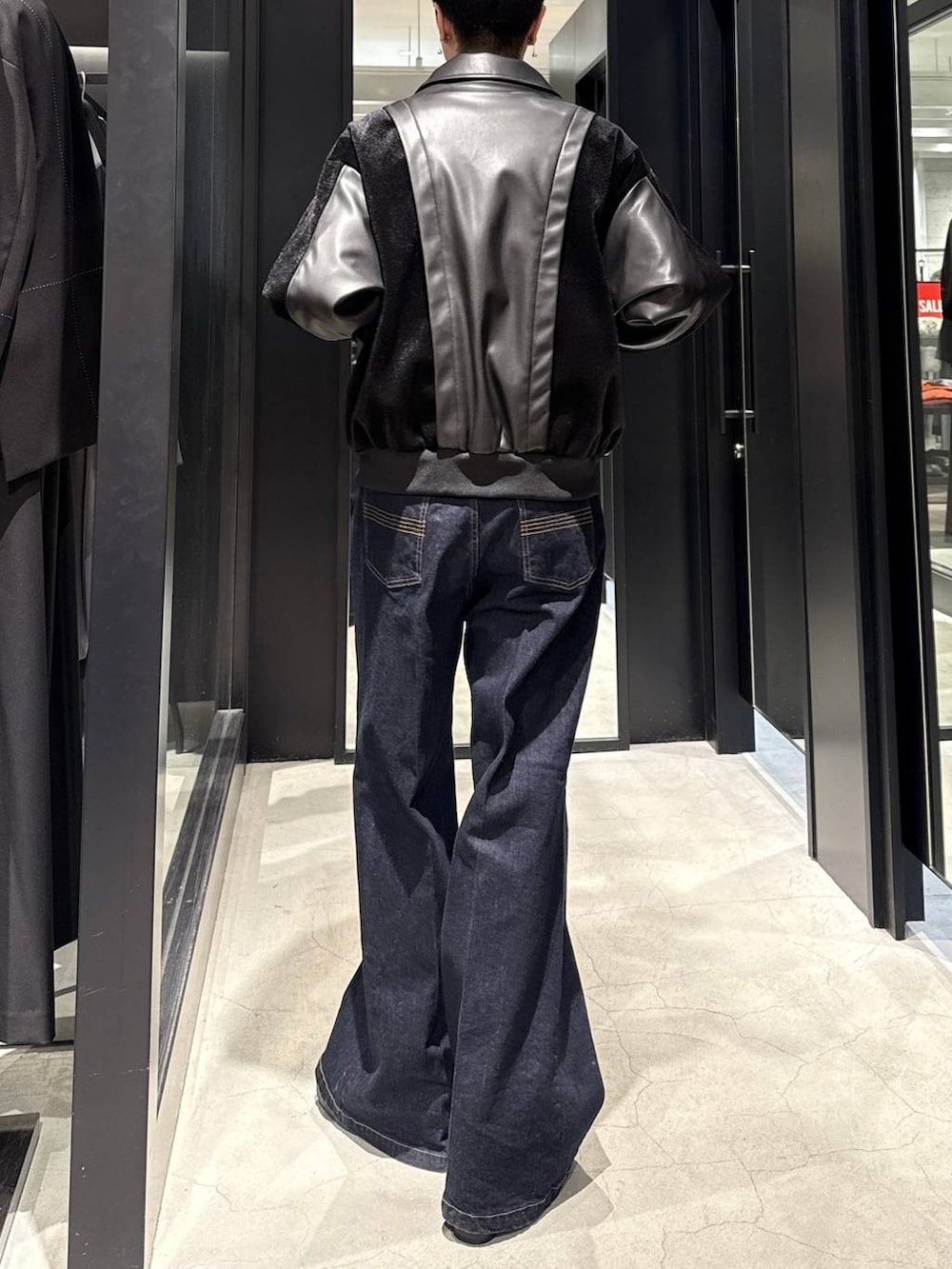 ブラック系のブーツ、ブラック系のブルゾン、ブルー系のデニムパンツを着用したメンズの冬コーディネートの3枚目の写真