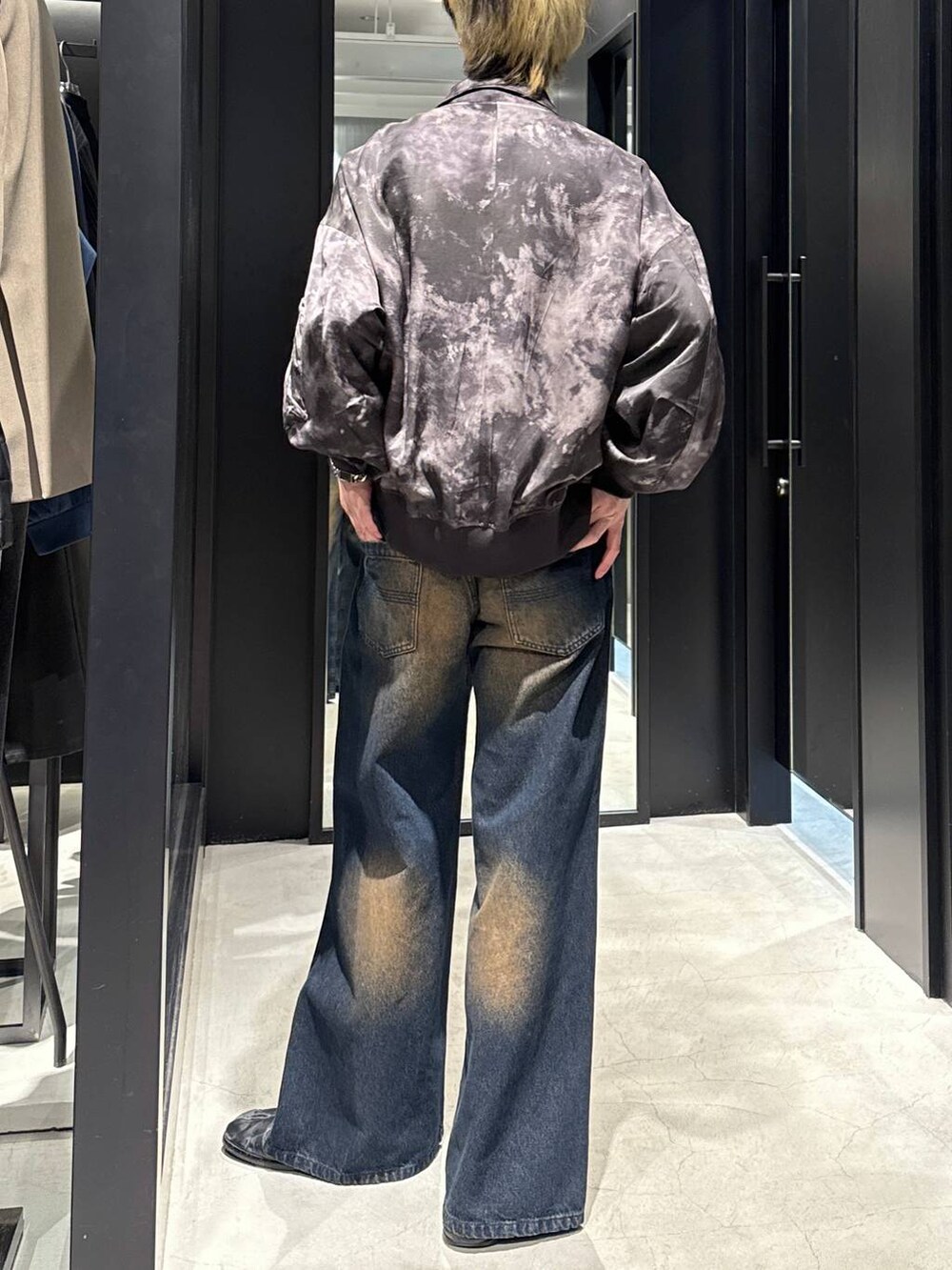 ブルー系のデニムパンツ、ブラック系のTシャツ/カットソー、グレー系のブルゾンを着用したメンズの冬コーディネートの3枚目の写真